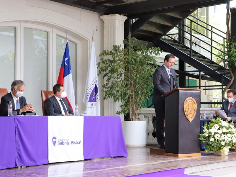 El Secretario General Antonio Ecclefield lee el nombramiento del Rector Sergio Mena.