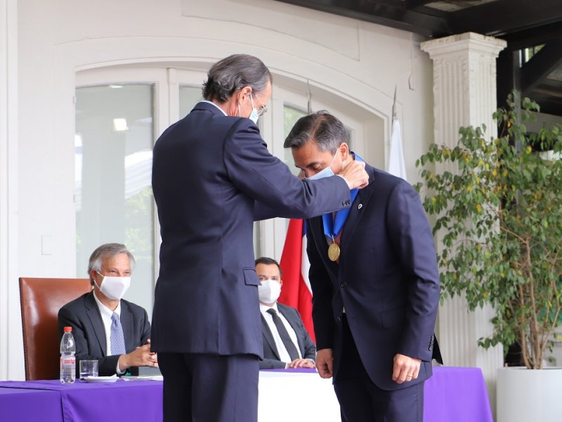 El Presidente de la Junta Directiva, Carlos Williamson, entrega el medallón rectoral al Rector Sergio Mena.