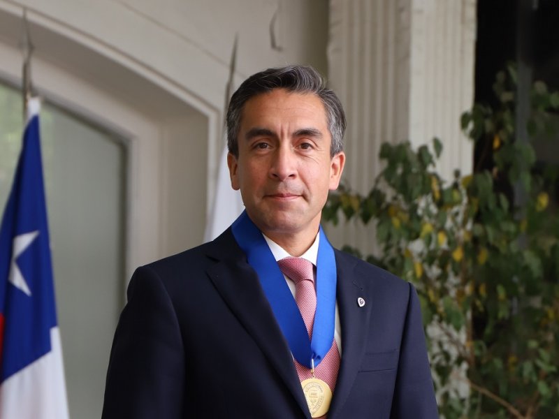 Rector Sergio Mena.