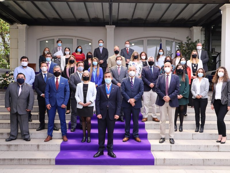 El Rector Sergio Mena junto a los directores y colaboradores de la UGM.