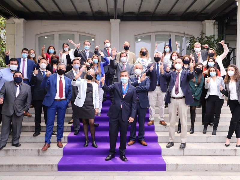 El Rector Sergio Mena junto a los directores y colaboradores de la UGM.