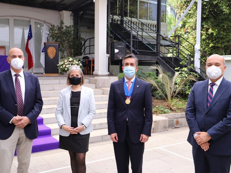 El Rector Sergio Mena junto a las máximas autoridades de la Universidad.