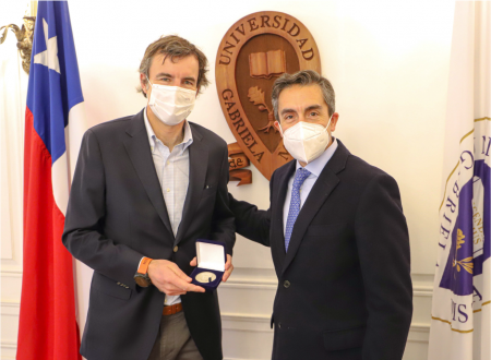 Guillermo Turner, egresado de Periodismo de la U. Gabriela Mistral, recibió la medalla “40 Años UGM”