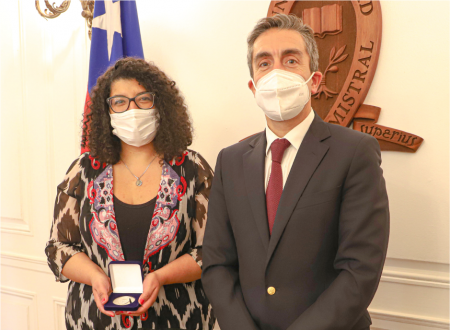 Antonella Vespa, egresada de Psicología de la U. Gabriela Mistral, recibió la medalla “40 Años UGM”