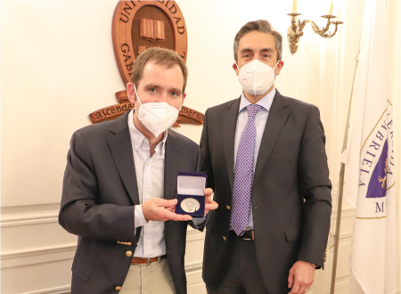 Manuel Costabal, egresado de Ingeniería Civil Industrial de la U. Gabriela Mistral, recibió la medalla “40 Años UGM”