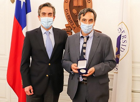 Doctor en Filosofía Eugenio Yáñez recibió la medalla “40 Años UGM”