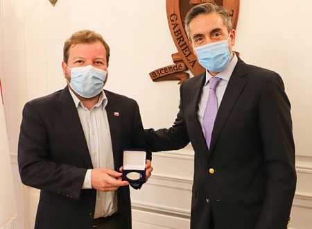 Bruno Trisotti, egresado de Ciencias Políticas de la U. Gabriela Mistral, recibió la medalla “40 Años UGM”