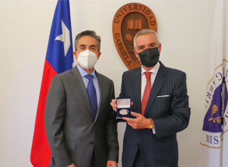 Egresado de Derecho de la U. Gabriela Mistral Carlos Molina recibió medalla “40 Años UGM”