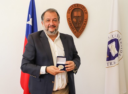 Eugenio Covarrubias, egresado de Ingeniería Comercial de la U. Gabriela Mistral, recibió la medalla 40 Años UGM