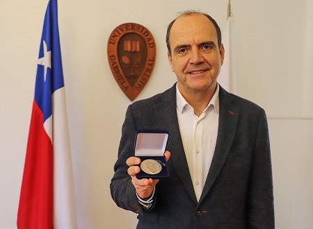 Egresado de Derecho de la U. Gabriela Mistral Cristián Monckeberg recibió medalla “40 Años UGM”