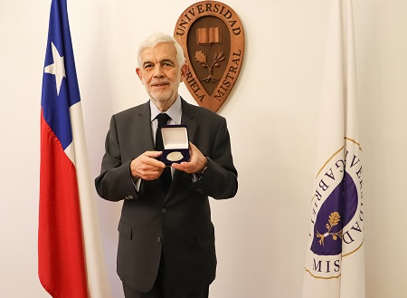 Ex académico Víctor Vial recibió la medalla 40 Años UGM en reconocimiento a su labor de formación en Derecho