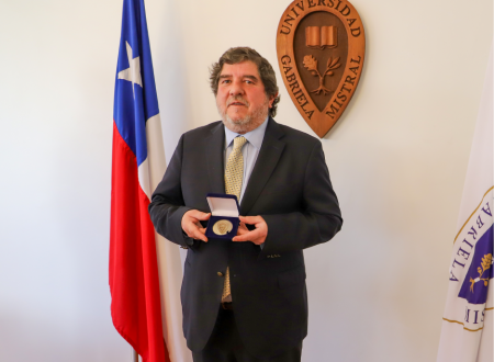 Egresado de Derecho de la U. Gabriela Mistral Rodrigo Undurraga recibió medalla “40 Años UGM”