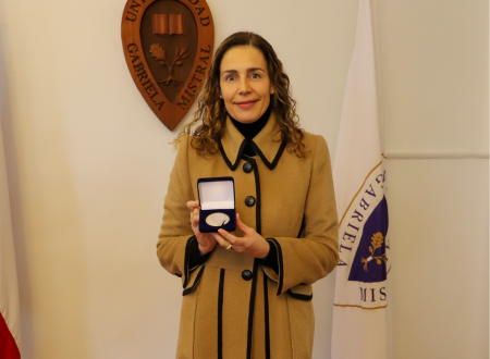 Bárbara Rebolledo, egresada de Periodismo de la U. Gabriela Mistral, recibió medalla “40 Años UGM”