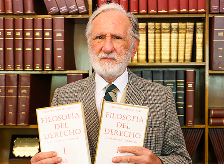 Profesor de Derecho Jaime Williams Benavente donó libros de su autoría a Biblioteca UGM