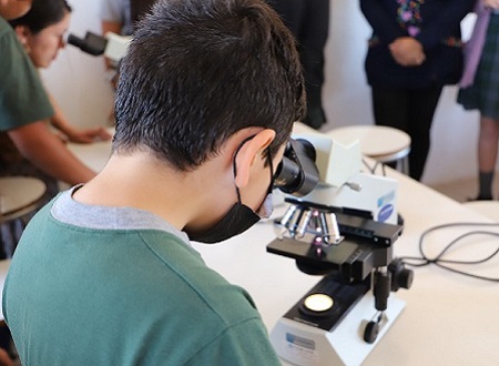 Colegio Los Pinos de San Bernardo inauguró Laboratorio de Ciencias con donación de UGM