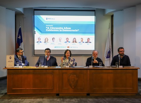 Universidad Gabriela Mistral realizó seminario académico “A Cincuenta Años: Cuidemos la Democracia”