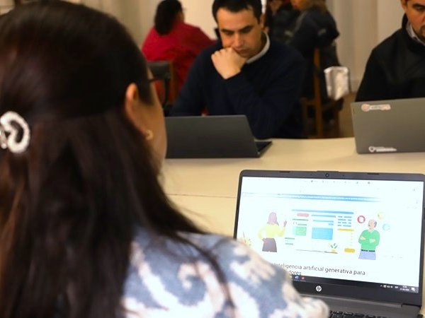 100% de los docentes de la Universidad Gabriela Mistral se certifican en Inteligencia Artificial usando Google Cloud