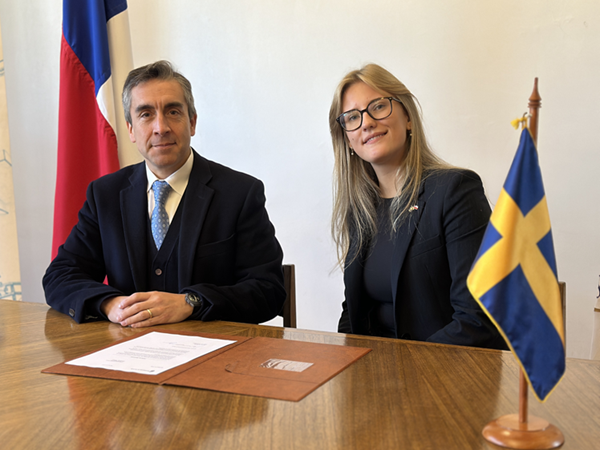 Embajada de Suecia firmó carta de patrocinio para Universidad Gabriela Mistral en el marco de 80 años del Nobel