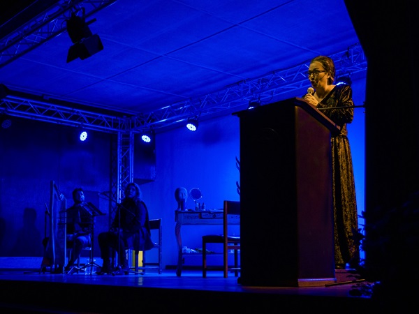 Obra “De cómo me convertí en Mistral” protagonizada por Solange Lackington se presentó en Universidad Gabriela Mistral