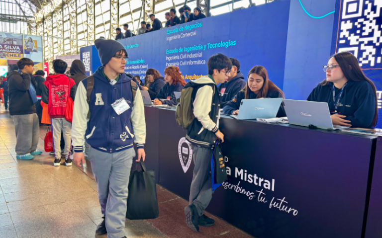 Universidad Gabriela Mistral participó en Feria SIAD 2025 con orientación personalizada para futuros estudiantes
