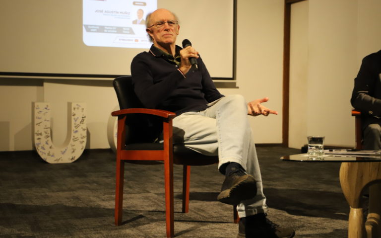 Alejandro Navas reflexiona sobre libertad de prensa y democracia en visita a la Universidad Gabriela Mistral