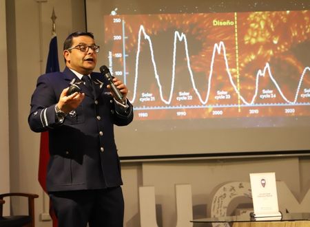 Con un llamado a la creación de proyectos y formación de capital humano espacial, FACH realizó charla para estudiantes de ingeniería de la UGM