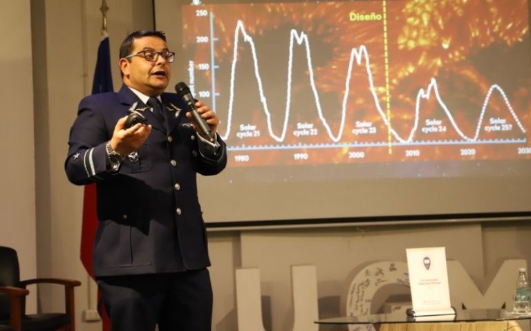 Con un llamado a la creación de proyectos y formación de capital humano espacial, FACH realizó charla para estudiantes de ingeniería de la UGM