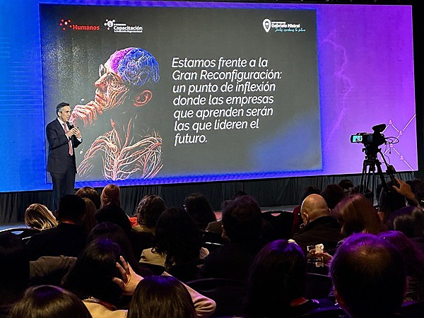 Rector UGM Sergio Mena expuso en 5° Congreso de Capacitación y Desarrollo Organizacional 2025 de +RedRH