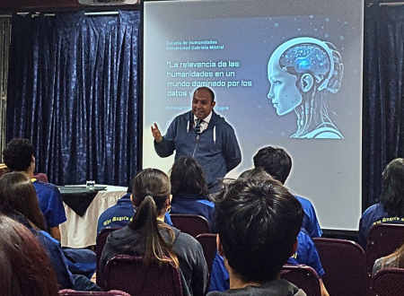 Humanidades y futuro digital: Director de Humanidades UGM dicta charla en The Angel’s School por el Día de la Filosofía