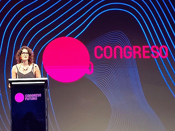 Jeannette Plaut, Decana de Arquitectura, Diseño y Artes Digitales (FADAD UGM) destacó rol de la madera sustentable en Congreso Futuro 2026