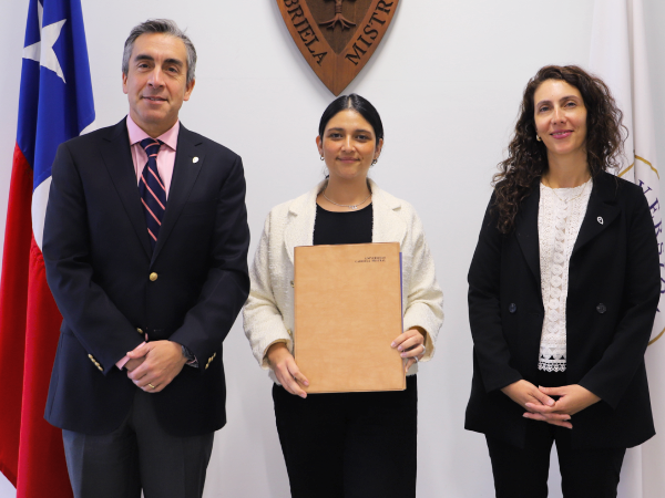 Universidad Gabriela Mistral y Fundación Respuestas firman convenio para impulsar investigación sobre insuficiencia ovárica prematura