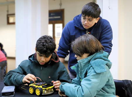 Estudiantes del Colegio Virtual Betel ponen a prueba sus habilidades en taller de robótica en la UGM