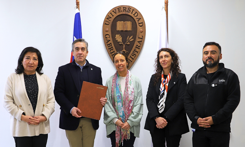 UGM y Fundación Entre Pares firman convenio para fortalecer la formación docente